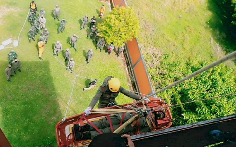 LATIHAN BERSAMA. Personel Batalyon C Pelopor Satbrimob Polda Sulsel, Kodim 1407 Bone, Basarnas, BPBD, dan Satpol PP Kabupaten Bone menggelar latihan SAR bersama, Sabtu (13/3/2021). foto: brimob bone