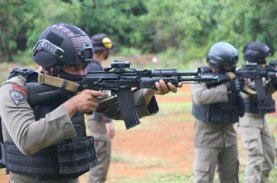 Danyon Brimob Bone Pimpin Anggota Latihan Menembak