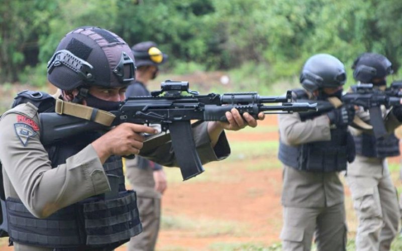 MENEMBAK. Personel Batalyon C Pelopor Satbrimob Polda Sulsel mengikuti latihan menembak di lapangan tembak Desa Wollangi Kecamatan Barebbo Kabupaten Bone, Kamis (4/3/2021). foto: humas brimob bone