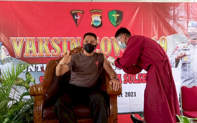 DIVAKSIN. Personel Batalyon C Pelopor Satbrimob Polda Sulsel mengikuti pemberian vaksin Covid-19 bagi anggota Polri dan Bhayangkari di Kabupaten Bone, Selasa (9/3/2021). Kegiatan ini, berlangsung 8 hingga 11 Maret 2021 mendatang. foto: humas brimob bone