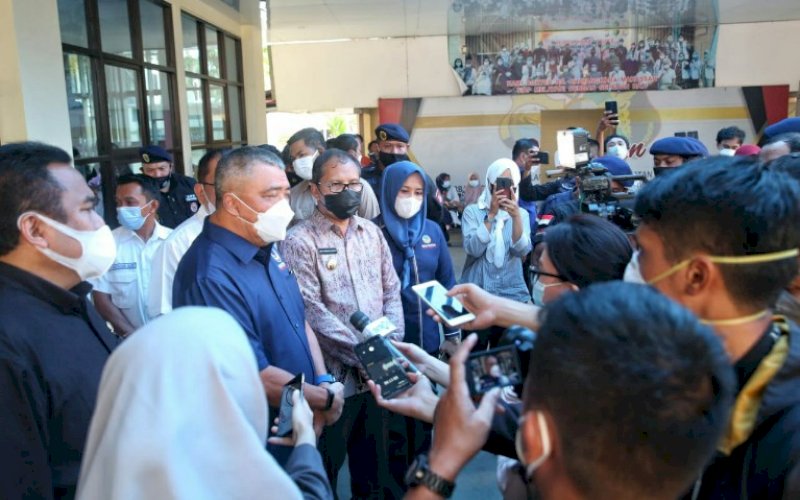 MENJENGUK. Wakil Ketua Umum Partai Nasdem Ahmad Ali didampingi Wali Kota Makassar Moh Ramdhan Pomanto beserta Wakil Wali Kota Makassar Fatmawati Rusdi memberikan keterangan usai menjenguk korban aksi pengeboman di Gereja Ketedral Makassar di Rumah Sakit (RS) Bhayangkara Makassar, Senin (29/3/2021). foto: istimewa