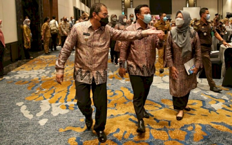 MUSRENBANG. Wali Kota Makassar dan Wakil Wali Kota Makassar Moh Ramdhan Pomanto-Fatmawati Rusdi menyambut Plt Gubernur Sulsel Andi Sudirman Sulaiman saat menghadiri Musrenbang RKPD Pemkot Makassar, Senin (29/3/2021). foto: humas pemkot makassar