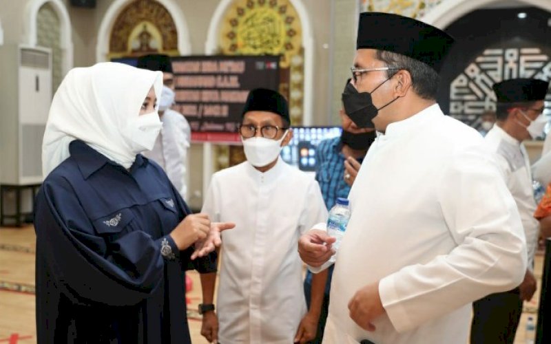 ISRA MIKRAJ. Wali Kota Makassar dan Wakil Wali Kota Makassar, Moh Ramdhan Pomanto-Fatmawati Rusdi, saat menghadiri perayaan Isra Mikraj Nabi Muhammad SAW di Masjid H Hamarung, Jl Singa, Kota Makassar, Senin (15/3/2021). foto: humas pemkot makassar