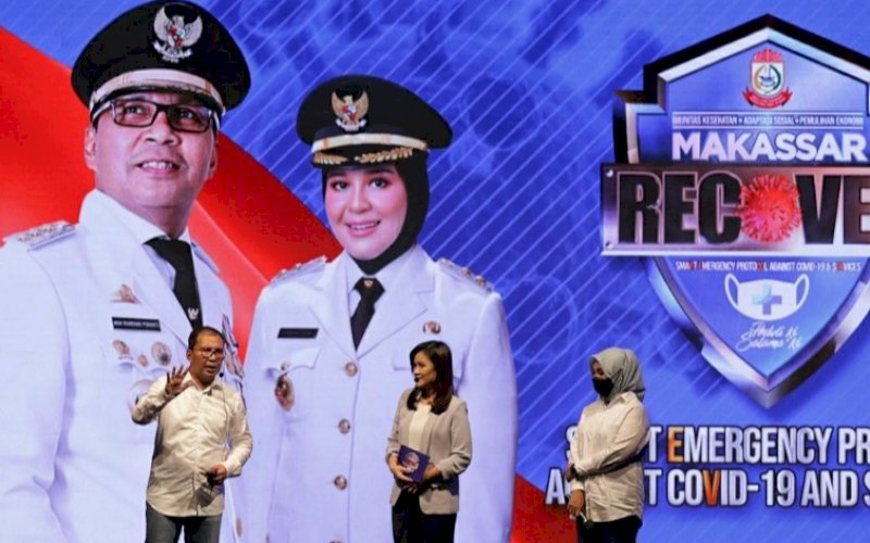 MAKASSAR RECOVER. Wali Kota Makassar dan Wakil Wali Kota Makassar, Mohammad Ramdhan Pomanto-Fatmawati Rusdi, presentasi program Makassar Recover di kediaman pribadinya di Jl Amirullah, Kota Makassar, Jumat (5/3/2021) malam. foto: humas pemkot makassar