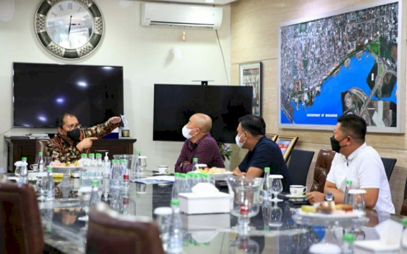 BAHAS BANJIR. Wali Kota Makassar Moh Ramdhan Pomanto bersama Kepala Balai Besar Wilayah Sungai Pompengan Jeneberang Adenan Rasyid merembukkan solusi penanggulangan banjir di Kota Makassar, Sabtu (13/3/2021). foto: pemkot makassar