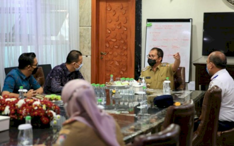 SILATURAHMI. Wali Kota Makassar Moh Ramdhan Pomanto menerima kunjungan silaturahmi Regional CEO Kalimantan, Sulawesi & Papua Region Garuda Indonesia Berthon Hutapea di Kediaman Pribadinya, Jl Amirullah Makassar, Selasa (16/3/2021). foto: humas pemkot makassar