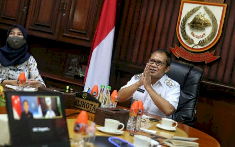 ZOOM MEETING. Wali Kota Makassar Moh Ramdhan Pomanto saat melakukan virtual Zoom meeting persahabatan dengan Menteri Luar Negeri Singapura DR Mohammad Maliki Bin Oesman, Rabu (17/3/2021). foto: humas pemkot makassar