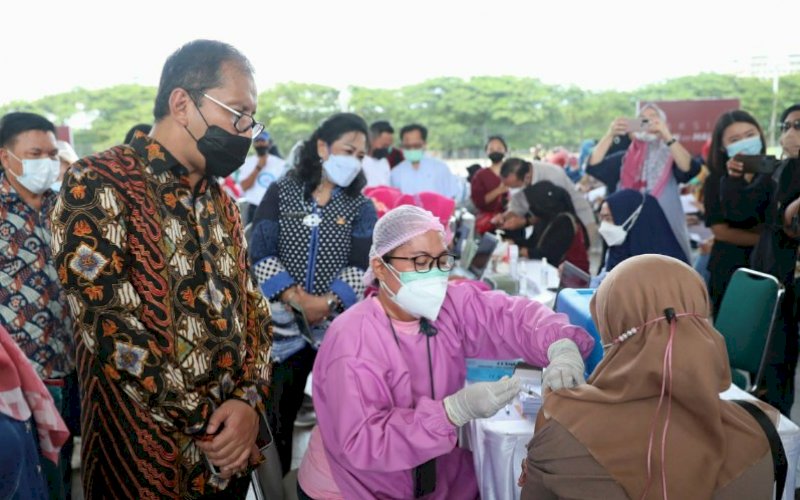 VAKSINASI . Wali Kota Makassar, Moh Ramdhan Pomanto, meninjau langsung proses vaksin yang diperuntukkan buat para guru Kota Makassar di Tribun Lapangan Karebosi, Sabtu (27/3/2021). foto: humas pemkot makassar