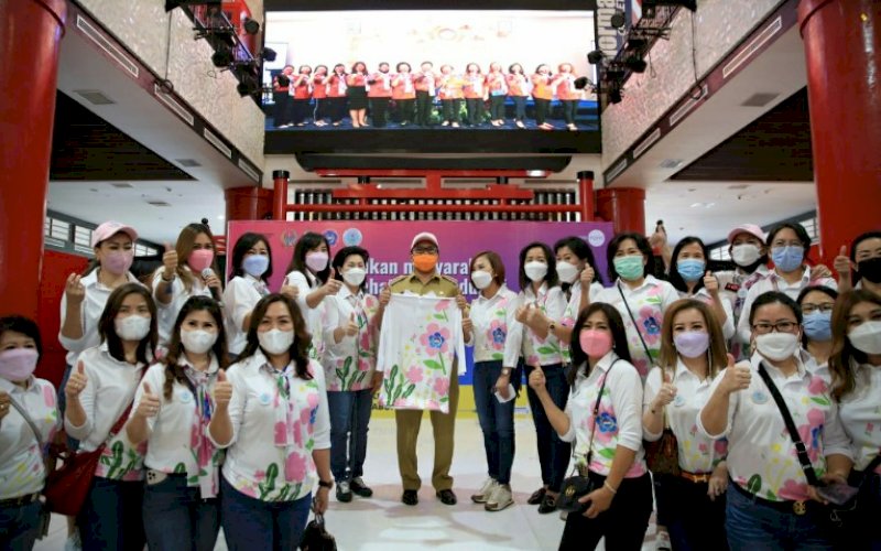 VAKSINASI. Wali Kota Makassar, Moh Ramdhan Pomanto menyempatkan hadir dalam bakti sosial Perwanti Sulsel yang menggelar kegiatan vaksinasi Covid-19 di Mal Pipo Makassar, Senin (22/3/2021). foto: humas pemkot makassar