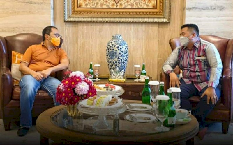 SILATURAHMI. Wali Kota Makassar Moh Ramdhan Pomanto menerima kunjungan silaturahmi Ketua KPID Sulsel Hasrul Hasan bersama rombongan di Kediaman Pribadinya, Jl Amirullah, Kota Makassar, Sabtu (20/3/2021). foto: kpid sulsel