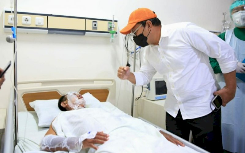 JENGUK KORBAN. Wali Kota Makassar, Moh Ramdhan Pomanto, menjenguk korban bom bunuh diri di Gereja Katedral Makassar yang dirawat di RS Bhayangkara Makassar, Jl Mappaoddang, Minggu (28/3/2021). foto: humas pemkot makassar