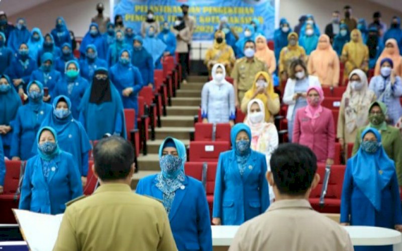 PELANTIKAN. Wali Kota Makassar, Moh Ramdhan Pomanto, saat melantik dan mengukuhkan pengurus TP PKK Kota Makassar Periode 2021-2026 yang diketuai Indira Jusuf Ismail di Ruang Sipakatau Balai Kota Makassar, Senin (22/3/2021). foto: humas pemkot makassar