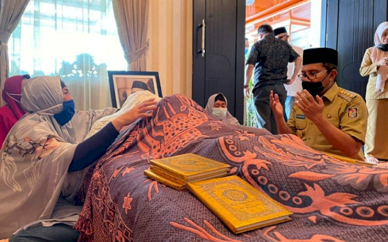 MELAYAT. Wali Kota Makassar, Moh Ramdhan Pomanto, saat melayat ke rumah duka meninggalnya Takdir Hasan Saleh, Selasa (16/3/2021). foto: humas pemkot makassar