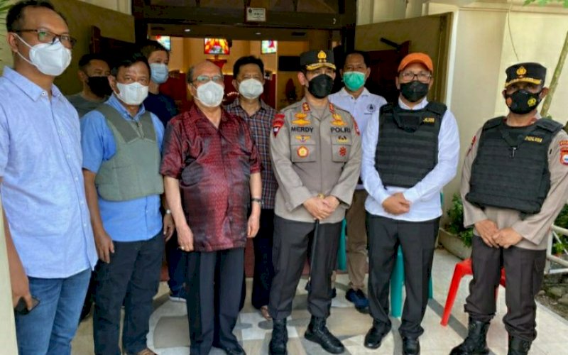 TINJAU LOKASI. Wali Kota Makassar Moh Ramdhan Pomanto (kedua kanan) bersama Kapolda Sulsel Irjen Pol Merdisyam mengunjungi Gereja Katedral Makassar, Jl Kajaolalido, usai mendapatkan informasi terjadi ledakan bom di lokasi ini, Minggu (28/3/2021). foto: istimewa