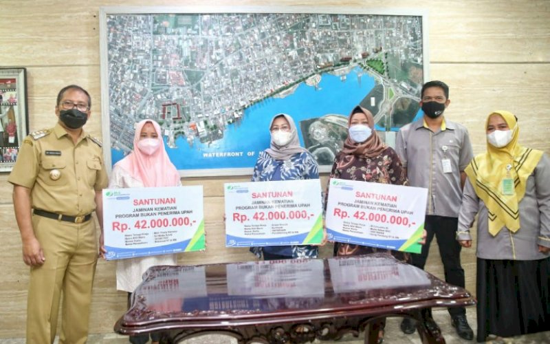 MOU. Wali Kota Makassar, Moh Ramdhan Pomanto, melakukan penandatanganan MoU dengan PT Pegadaian dan BPJS Ketenagakerjaan di Kediaman Pribadinya, Jl Amirullah, Kota Makassar, Selasa (23/3/2021). foto: humas pemkot makassar