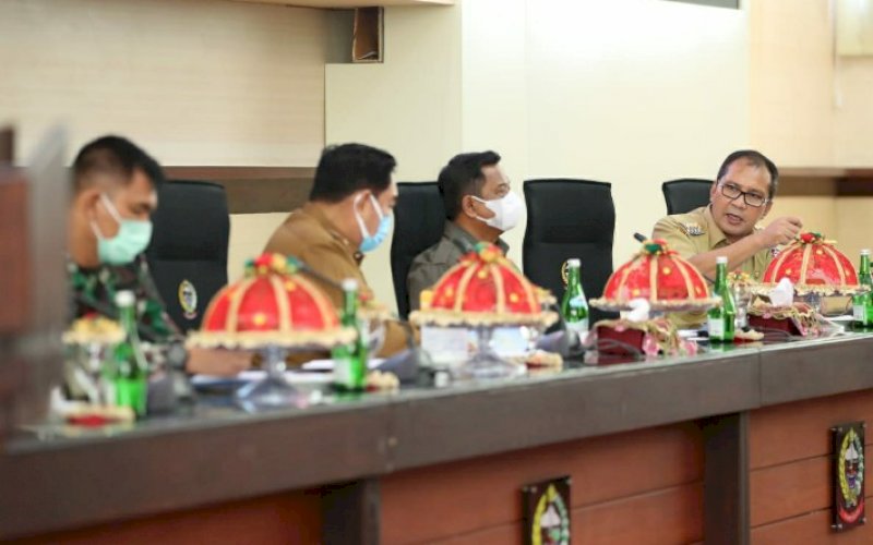 RAKOR. Wali Kota Makassar, Moh Ramdhan Pomanto (kanan), menghadiri Rakor Pemantapan Kunjungan Kerja Presiden RI di Sulsel di Ruang Rapat Pimpinan Kantor Gubernur Sulsel, Senin (15/3/2021). foto: humas pemkot makassar