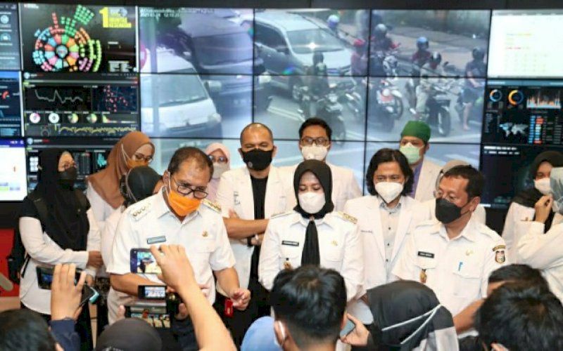 BERI KETERANGAN. Wali Kota Makassar, Moh Ramdhan Pomanto, bersama jajarannya dan perwakilan IDI Cabang Kota Makassar memberikan keterangan usai Rakor Makassar Recover yang diadakan di Ruang Sipakalebbi Balai Kota Makassar, Rabu (24/4/2021). foto: humas pemkot makassar