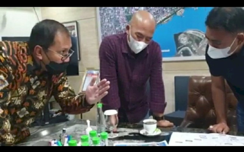 BEREMBUK. Wali Kota Makassar Moh Ramdhan Pomanto bersama Kepala Balai Besar Wilayah Sungai Pompengan Jeneberang Adenan Rasyid merembukkan solusi penanggulangan banjir di Kota Makassar, Sabtu (13/3/2021). foto: pemkot makassar