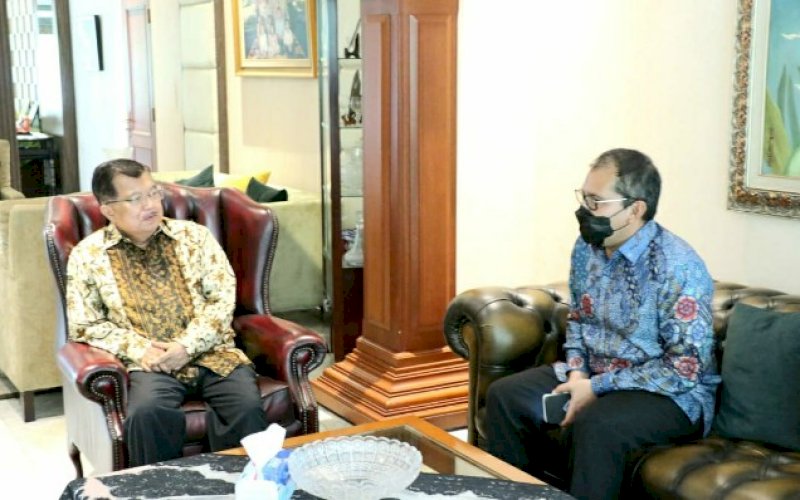 SILATURAHMI. Wali Kota Makassar Moh Ramdhan Pomanto menyambangi kediaman Wakil Presiden RI ke-10 dan 12 Jusuf Kalla (JK) di Jl Haji Bau, Makassar, Selasa (30/3/2021). foto: istimewa