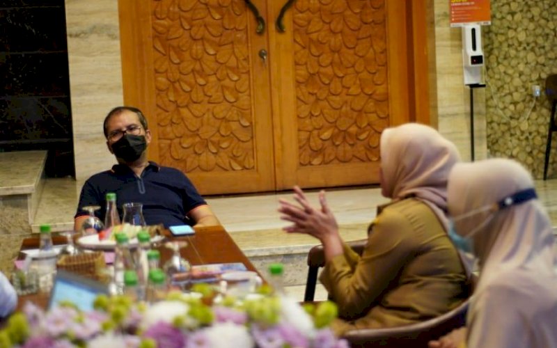 PERTEMUAN. Wali Kota Makassar Moh Ramdhan Pomanto menerima Plt Kepala Dinas Kebudayaan Kota Makassar Herfida Attas di Kediaman Pribadinya Jl Amirullah, Makassar, Rabu (31/3/2021). foto: humas pemkot makassar