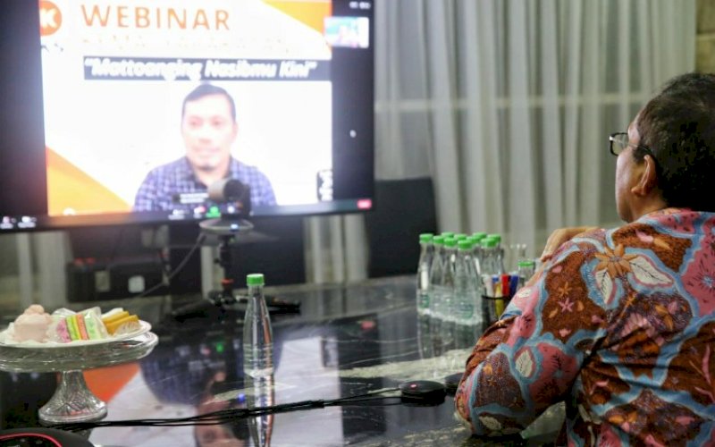 WEBINAR. Wali Kota Makassar, Moh Ramdhan Pomanto, mengikuti webinar kemasyarakatan dengan tema 'Mattoanging Nasibmu Kini', Sabtu (20/3/2021). foto: humas pemkot makassar