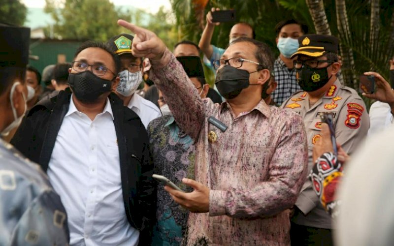 KUNJUNGAN. Wali Kota Makassar Moh Ramadhan Pomanto mendampingi Menteri Agama RI Yaqut Cholil Qoumas mengunjungi langsung lokasi peledakan bom bunuh diri di Gereja Katedral, Jl Kajaolalido, Kota Makassar, Senin (29/3/2021). foto: humas pemkot makassar