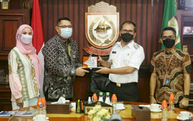 SILATURAHMI. Wali Kota Makassar Moh Ramdhan Pomanto saat menerima kunjungan silaturahmi Pemimpin Wilayah PT Pegadaian (Persero) Kantor Wilayah VI Makassar Zulfan Adam di ruang kerjanya, Rabu (17/3/2021). foto: humas pemkot makassar