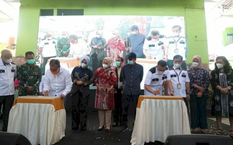 PERESMIAN. Wali Kota Makassar, Moh Ramdhan Pomanto, meresmikan rehabilitasi atap SMP Negeri 5 Kota Makassar, Minggu (21/3/2021). foto: humas pemkot makassar
