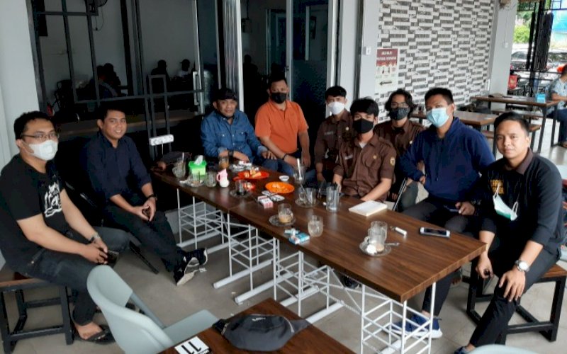 NARASUMBER. Koordinator Forum Komunikasi Lintas (FoKaL) NGO Sulawesi, Djusman AR (ketiga kiri) di Kedai Kopi Megazone, Kota Makassar, Kamis (11/3/2021). Rencananya Djusman AR menjadi narasumber diskusi publik digelar Garda Tipikor Fakultas Hukum Unhas yang ditunda. foto: doelbeckz/pluz.id