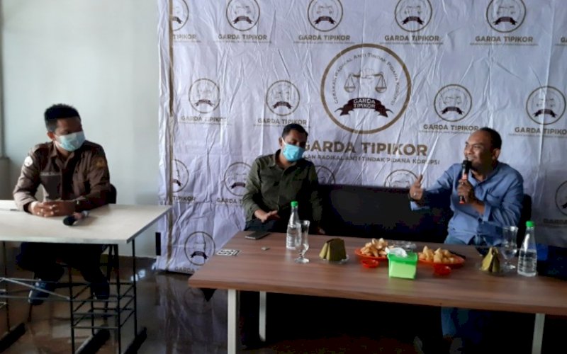 DISKUSI PUBLIK. Koordinator Forum Komunikasi Lintas (FoKaL) NGO Sulawesi Djusman AR (kanan) bersama Dosen Fakultas Hukum Unhas Fajlurrahman Juardi saat menjadi narasumber diskusi publik yang mengusung tema "Menyelisik Praktik 'Fee Oligarki' Dalam Pembangunan Infrastruktur Sulawesi Selatan" di Warkop Megazone Makassar, Sabtu (13/4/2021). foto: doelbeckz/pluz.id