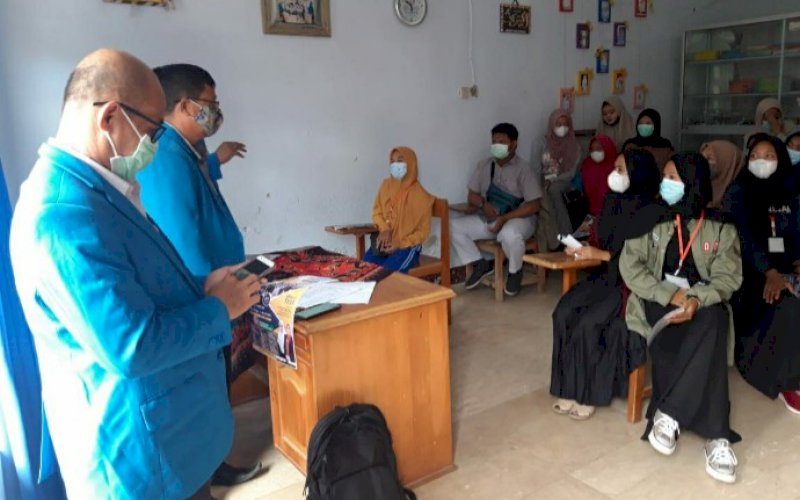 SOSIALISASI. FIK UIM melakukan sosialisasi di SMK Kesehatan di Maros, Senin (29/3/2021). foto: humas uim
