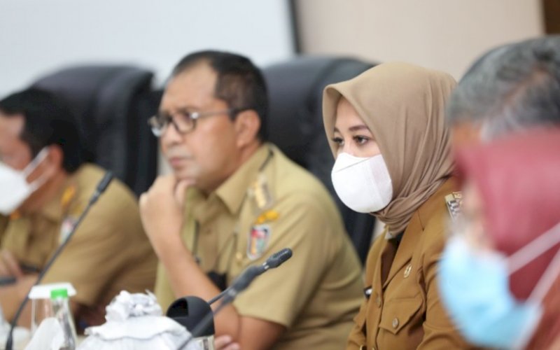 BERI ARAHAN. Wakil Wali Kota Makassar Fatmawati Rusdi saat mendampingi Wali Kota Makassar Moh Ramdhan Pomanto pada rapat pengarahan pertama secara terbuka di Ruang Sipakalebbi, Balai Kota Makassar, Senin (1/3/2021). foto: humas pemkot makassar