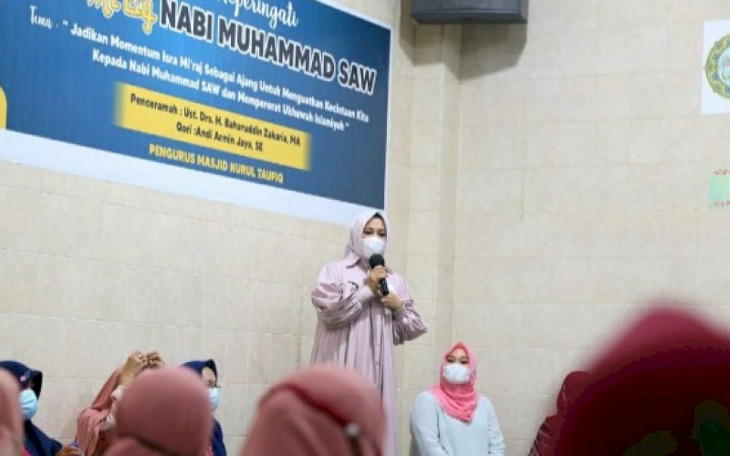 ISRA MIKRAJ. Wakil Wali Kota Makassar, Fatmawati Rusdi, menghadiri perayaan Isra Mikraj Nabi Muhammad SAW di Masjid Nurul Taufiq, Jl Sukamaju Raya, Kota Makassar, Sabtu (20/3/2021). foto: humas pemkot makassar