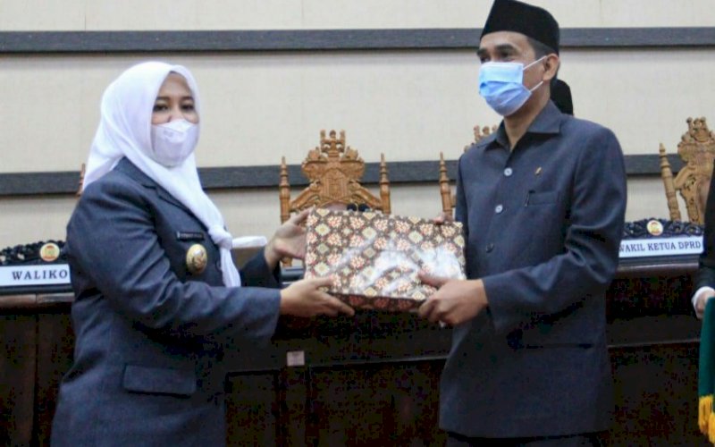 LKPJ WALI KOTA. Wakil Wali Kota Makassar Fatmawati Rusdi menyerahkan LKPJ Wali Kota Makassar 2020 kepada Ketua DPRD Kota Makassar Rudianto Lallo dalam rapat paripurna di Gedung DPRD Makassar, Rabu (31/3/2021). foto: humas pemkot makassar