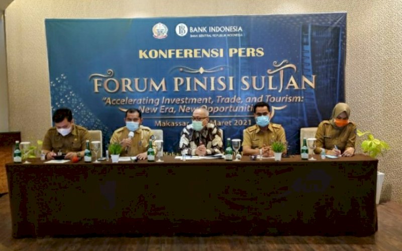 BERI KETERANGAN. Sekdis Pariwisata Sulsel Kemal Redindo (ki-ka), Kepala DPMPTSP Sulsel Jayadi Nas, Kepala Perwakilan BI Sulsel, Budi Hanoto, Kepala Dinas Perindustrian Sulsel Ahmadi Akil, dan Kabid Dinas Perdagangan Andi Aldiana pada konferensi pers rencana pelaksanaan Forum Pinisi Sultan, Senin (1/3/2021). foto: humas dpmptsp sulsel