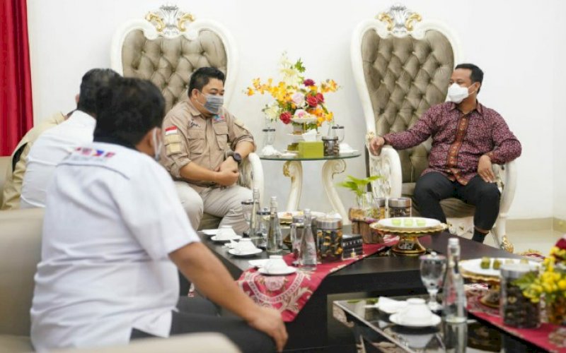 SILATURAHMI. Geopark Maros Pangkep saat menemui Plt Gubernur Sulsel, Andi Sudirman Sulaiman di Rumah Jabatan Wakil Gubernur, Kota Makassar, Rabu (10/3/2021). foto: humas pemprov sulsel