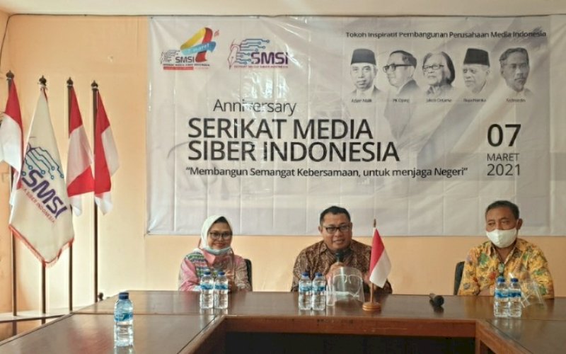 HUT SMSI. Ketua Umum SMSI, Firdaus (tengah), bersama jajaran pengurusnya pada perayaan HUT ke-4 SMSI yang berlangsung sederhana di Gedung SMSI Jakarta Press Club, Jl Veteran II 7C, Gambir, Jakarta Pusat, Minggu (7/3/2021). foto: smsi