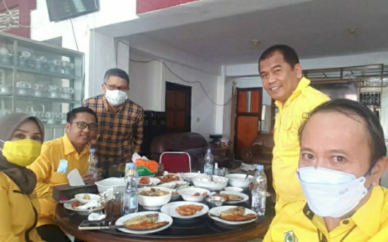 HADIRI MUSDA. Wakil Ketua DPD I Golkar Provinsi Sulsel Herman Heizer (kedua kiri) yang masuk tim formatur pengurus DPD II Golkar Kabupaten Pangkep mendampingi Ketua DPD I Golkar Provinsi Sulsel Taufan Pawe (ketiga kiri) saat menghadiri Musda X DPD II Golkar Kabupaten Pangkep di Hotel Matampa Inn, Pangkajene, Selasa (16/3/2021). foto: istimewa