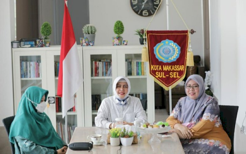 WEBINAR PKK. Wakil Ketua PKK Provinsi Sulsel Naoemi Octarina bersama Ketua Tim Penggerak PKK Kota Makassar Indira Jusuf Ismail mengikuti kegiatan kajian Islam via webinar yang digelar TP PKK se-Provinsi Sulsel, Selasa (16/3/2021). foto: humas pemkot makassar