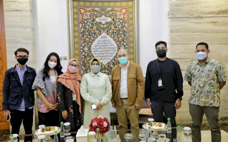 KOLABORASI. Ketua Dekranasda Kota Makassar Indira Yusuf Ismail saat menerima Head of Corp Marketing Services Kalla Grup Nadya Tyagita bersama di kediaman Wali Kota Makassar, Moh Ramdhan Pomanto, Jl Amirullah, Makassar, Jumat (19/3/2021). foto: humas pemkot makassar