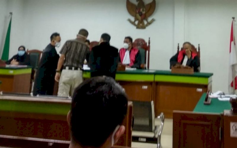 SIDANG. Mantan Bendahara Brimob Polda Sulsel, Iptu Yusuf Purwantoro saat menjalani sidang lanjutan kasus dugaan penipuan dan penggelapan uang senilai Rp1 miliar di Ruang Sidang Kusuma Atmadja, Pengadilan Negeri Makassar, Rabu (8/4/2020) lalu. foto: istimewa