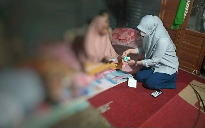 BANTUAN. Perwakilan Dinsos Kabupaten Jeneponto melalui koordinasi Dinsos Provinsi atas arahan Plt Gubernur Sulsel, Andi Sudirman Sulaiman langsung mendatangi Irfan di Desa Bontosunggu, Kecamatan Tamalatea, Kabupaten Jeneponto. foto: humas pemprov sulsel