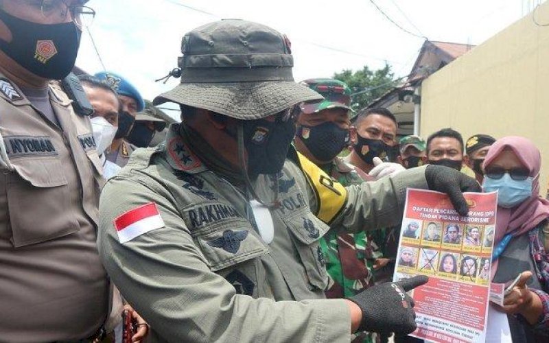 PERLIHATKAN DPO. Kapolda Sulteng, Irjen Pol Abdul Rakhman Baso, memperlihatkan DPO MIT Poso, Selasa (2/3/2021). foto: humas polda sulteng