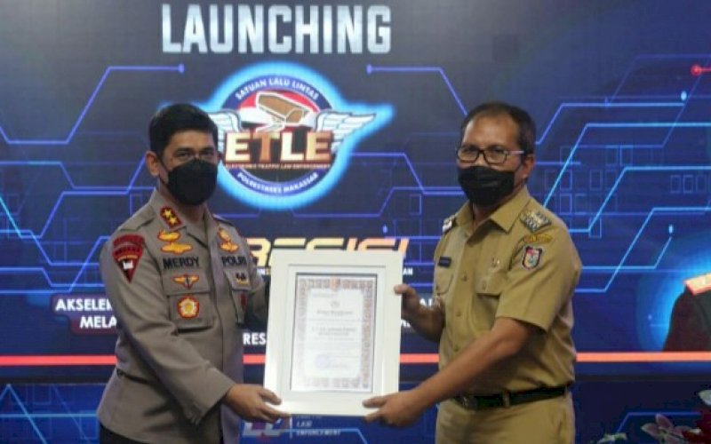 PENGHARGAAN. Kapolda Sulsel Irjen Pol Merdisyam memberikan penghargaan kepada Wali Kota Makassar Moh Ramdhan Pomanto di sela-sela launching Electronic Traffic Law Enforcement (ETLE) di Polrestabes Makassar, Selasa (23/3/2021). foto: humas pemkot makassar