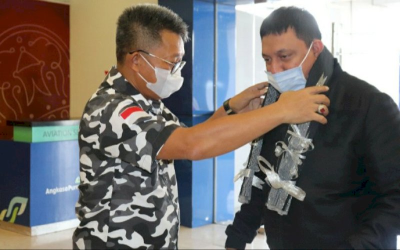 SAMBUTAN. Ketua DPD Bapera Sulsel Jhon Rende Mangontan mengalungkan sarung sutra kepada Ketua Umum DPP Bapera Fahd El Fouz Arafiq saat bersama rombongan tiba di Bandara Internasional Hasanuddin, Senin (29/3/2021). foto: istimewa