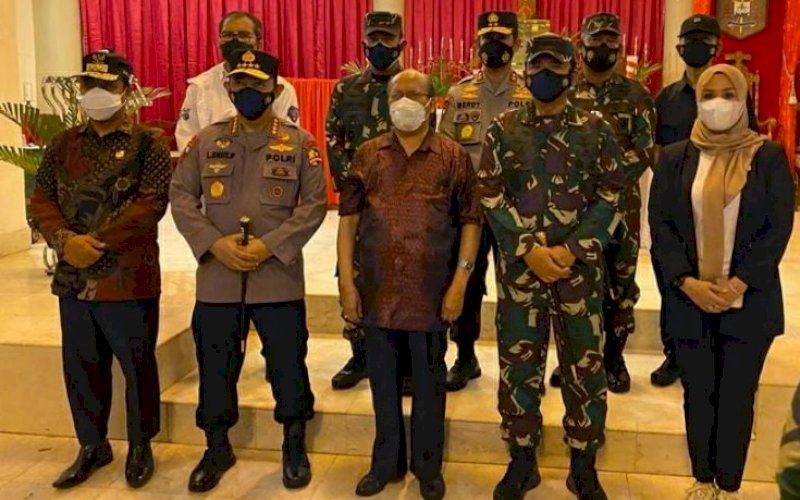 KUNJUNGAN. Wali Kota Makassar Moh Ramdhan Pomanto bersama Plt Gubernur Sulsel Andi Sudirman Sulaiman dan petinggi lainnya saat mendampingi Kapolri Jenderal Listyo Sigit Prabowo mengunjungi Gereja Katedral Makassar, Minggu (28/3/2021) malam. foto: humas pemkot makassar