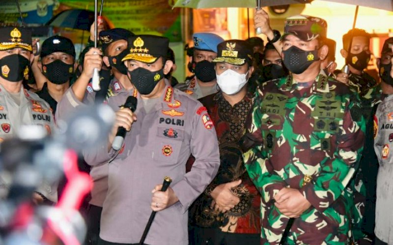 PENINJAUAN. Pelaksana Tugas (Plt) Gubernur Sulsel Andi Sudirman Sulaiman mendampingi Kapolri Jenderal Polisi Listyo Sigit Prabowo dan Panglima TNI Marsekal TNI Hadi Tjahjanto meninjau lokasi ledakan bom bunuh diri di Gereja Katedral, Jl Kajaolalido, Makassar, Minggu (28/3/2021) malam. foto: humas pemprov sulsel
