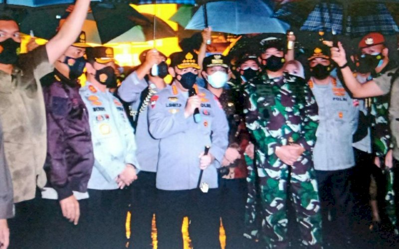 BERI KETERANGAN. Kapolri Jenderal Polisi Listyo Sigit Prabowo memberikan keterangan resmi kepada media usai meninjau tempat kejadian perkara di Gereja Katedral Makassar, Minggu (28/3/2021) malam. foto: pluz.id