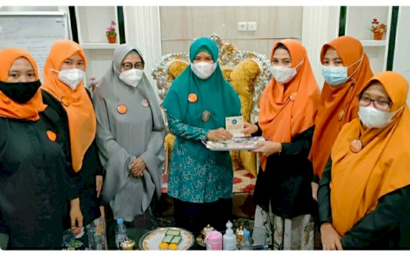 AUDIENSI. Ketua Dekranasda Takalar Hj Irma Andriani yang juga Ketua TP PKK Takalar saat menerima Komunitas Celebes Cooking and Baking Community (CCBC) dan Mom Preuneur Community. foto: humas ccbc