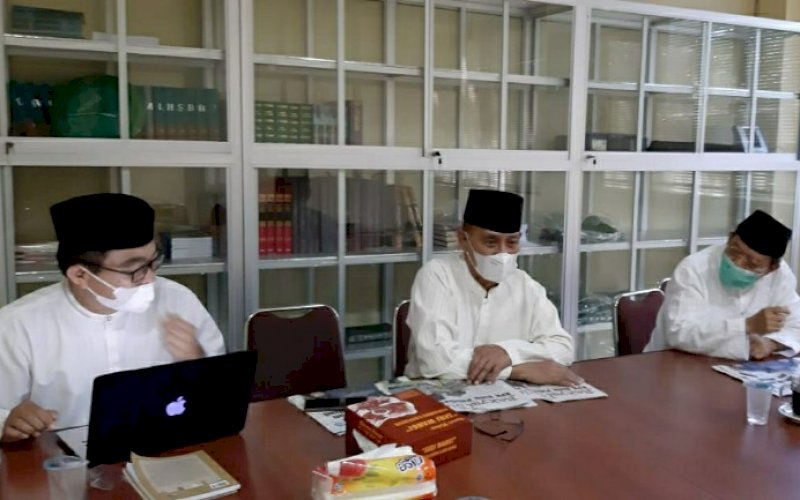 BERI KETERANGAN. Ketua Umum DPP IMMIM, Prof Dr H Ahmad M Sewang, memberikan keterangan pernyataan sikap atas aksi pengeboman di Gereja Katedral Makassar di Gedung Islamic Center IMMIM, Jl Jendral Sudirman, Kota Makassar, Senin (29/3/2021). foto: istimewa